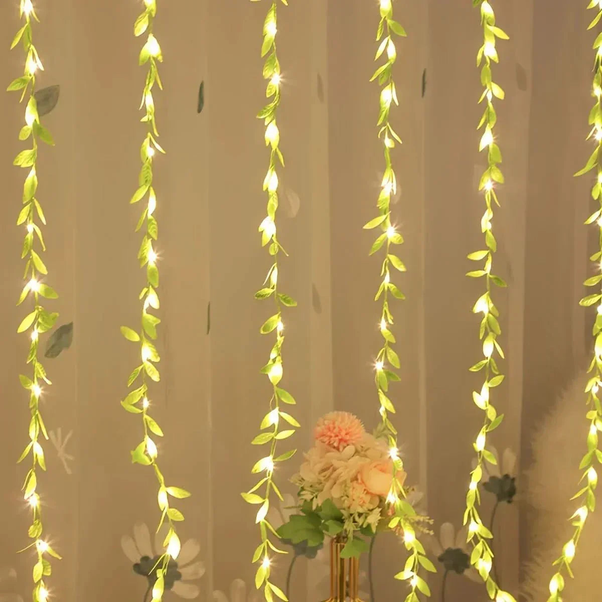 Cortina de Luzes Natalinas com Folhas – Encanto e Magia em Cada Detalhe