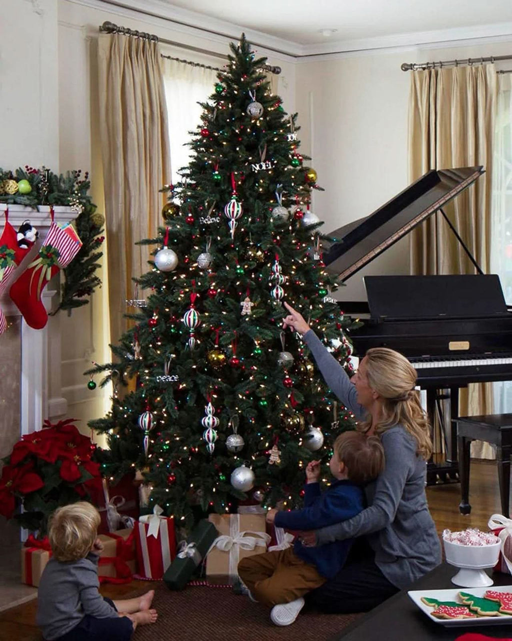 Árvore de Natal California Baby Redwood com Galhos Articulados, Suporte Metálico e Micro LEDs Embutidos