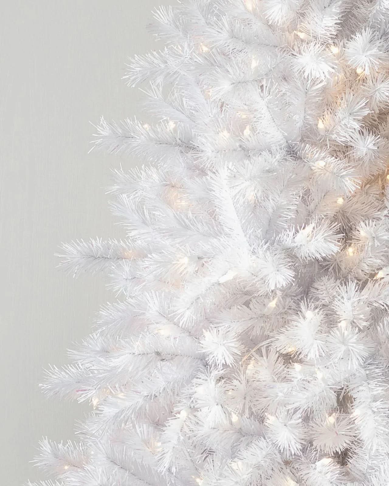 Árvore de Natal Branca Classic com Galhos Articulados, Suporte Metálico e Micro LEDs Embutidos